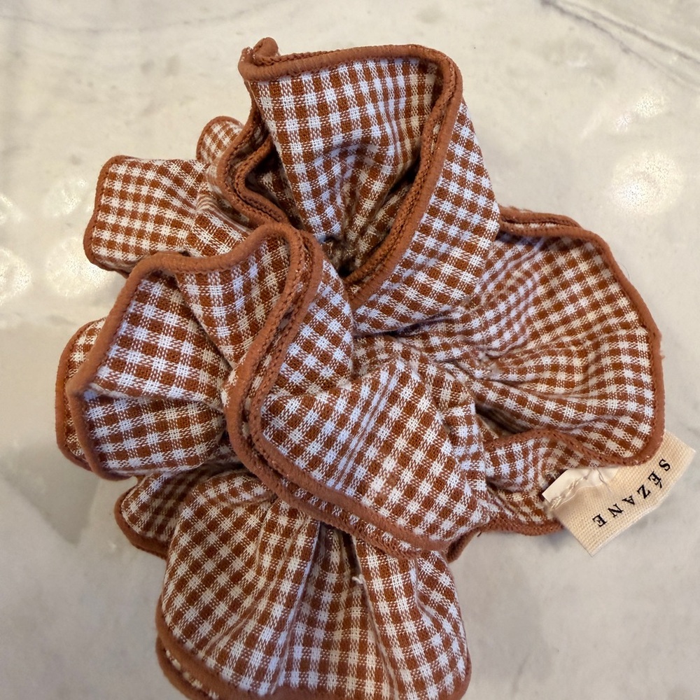 Sézane Gingham Ruffle Scrunchie in Rust and White